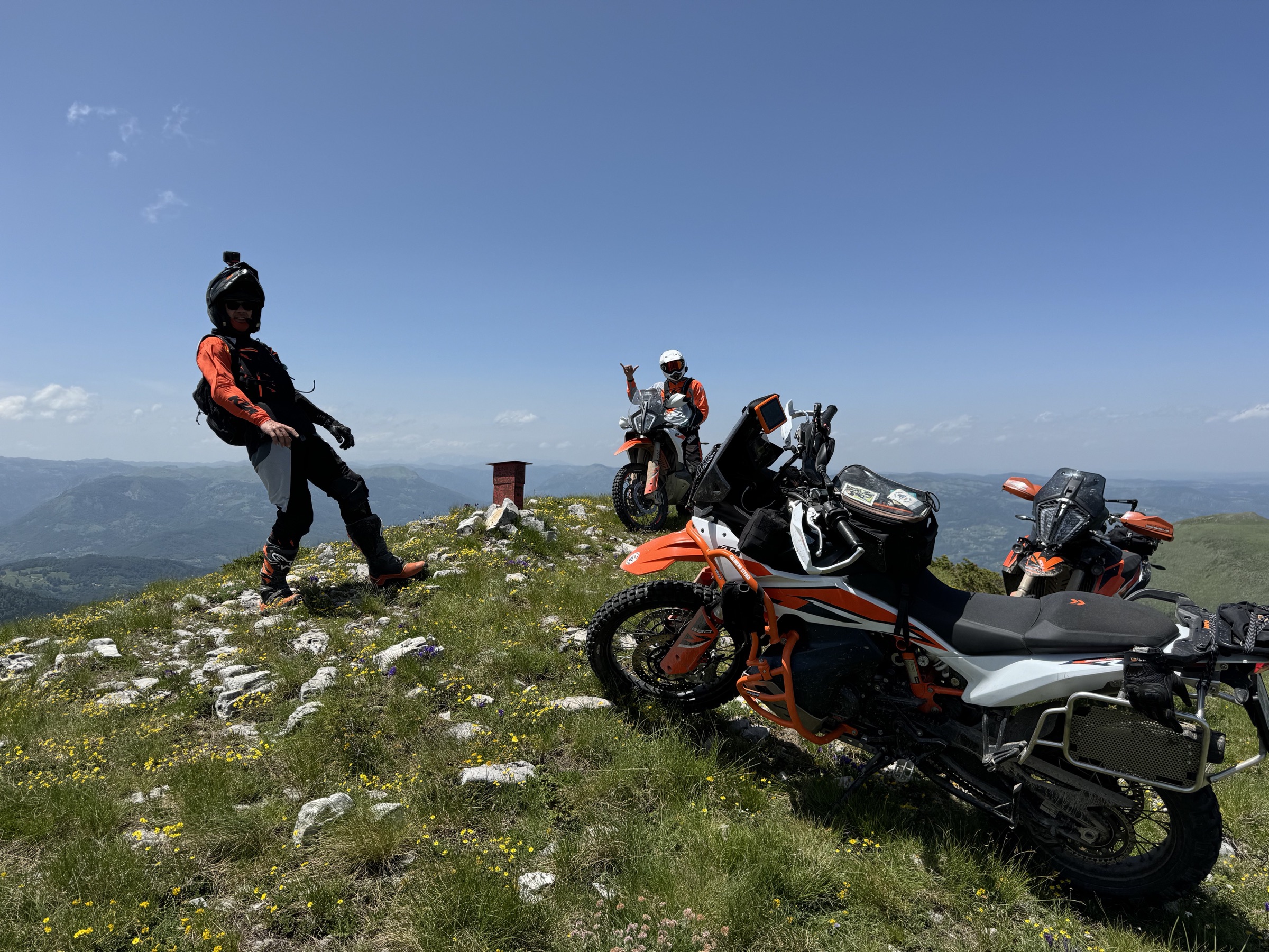 Auf dem Gipfel in Montenegro – zwei KTM und weiter Blick über die Berge