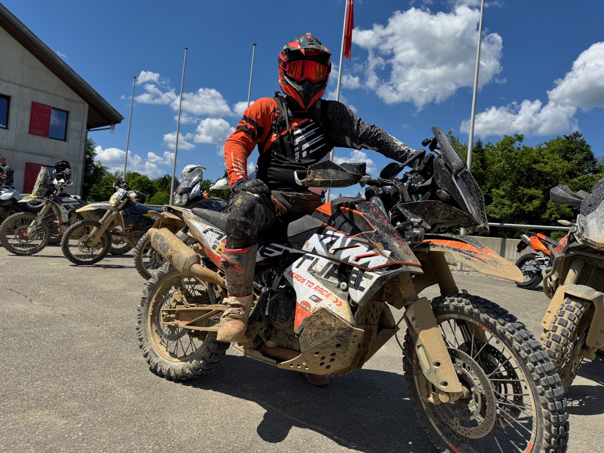 Raphaël Wicker in voller Fahrt auf seiner KTM 790 Adventure