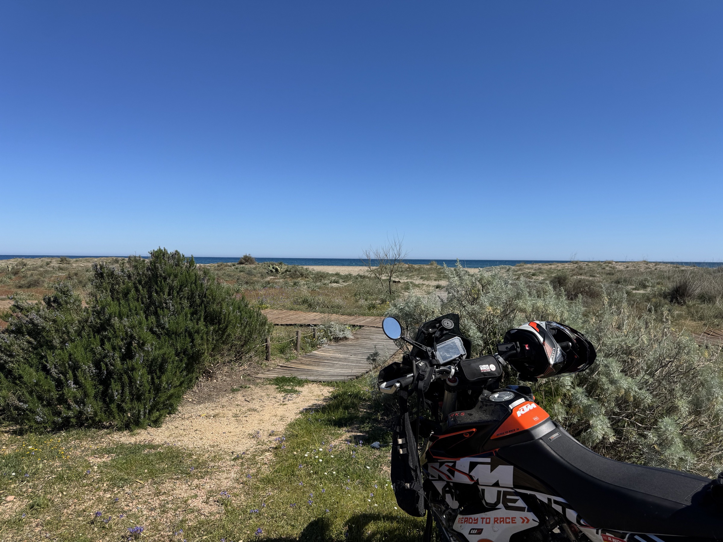 KTM am Strand von Sardinien